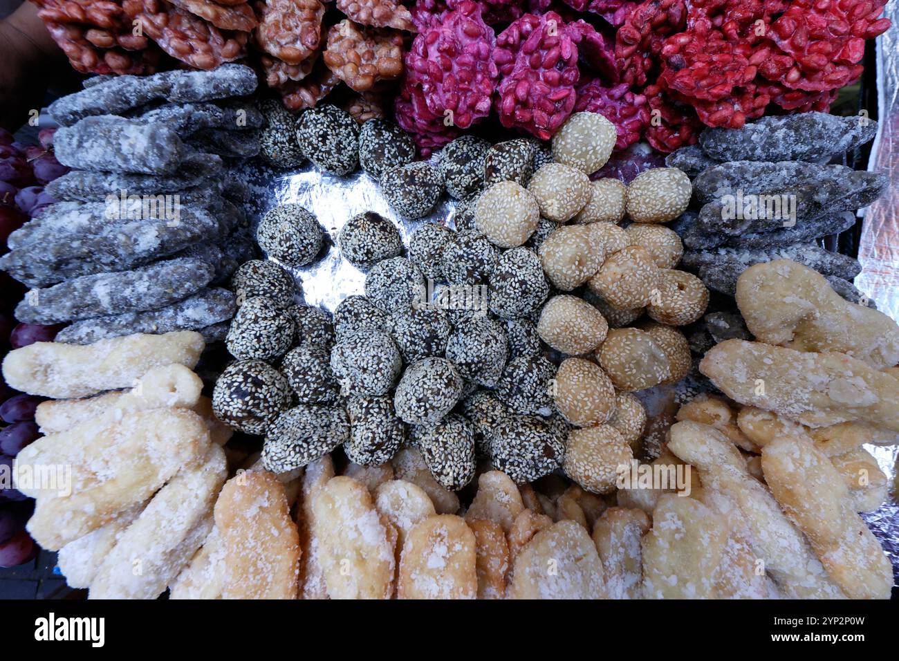 Auswahl an leckeren Kuchen, die am Straßenmarkt verkauft werden, spezielle Speisen für Ramadan, Surabaya, Java, Indonesien, Südostasien, Asien Stockfoto