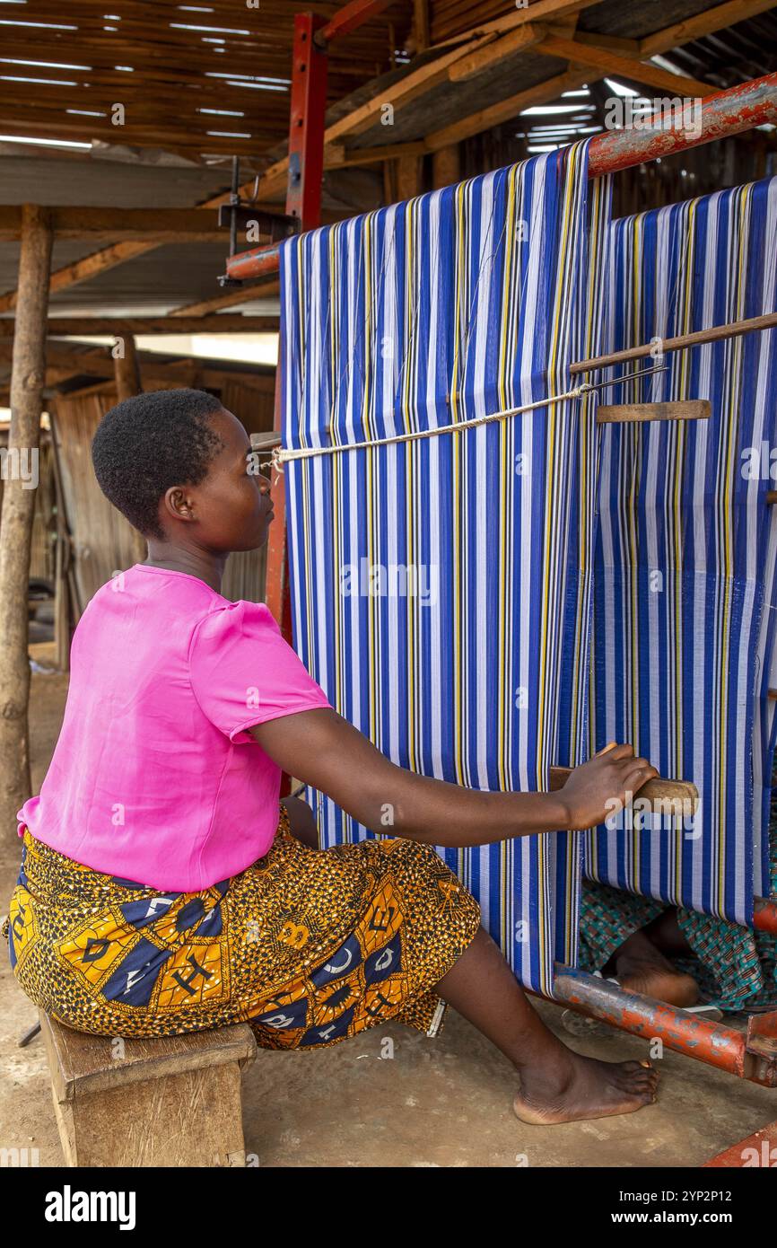 Eine junge Frau, die auf einem Handtuch webt, in Amlame, Togo, Westafrika, Afrika Stockfoto