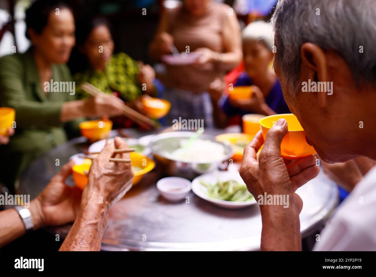 Eine Gruppe von Freunden genießt eine Mahlzeit in einem vegetarischen Restaurant, einer Provinz Giang, Mekong Delta, Vietnam, Indochina, Südostasien, Asien, Asien Stockfoto