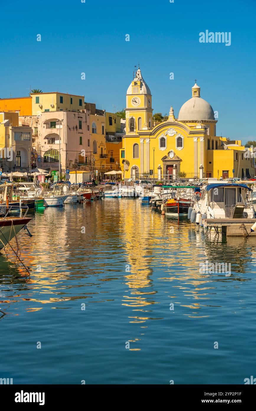 Blick auf die Kirche Santa Maria della Pieta im Fischereihafen Marina Grande mit Booten, Procida, Phlegräischen Inseln, Golf von Neapel, Kampanien Stockfoto