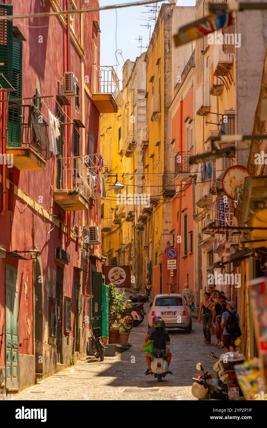 Blick auf die farbenfrohe, enge Seitenstraße im Fischereihafen, Procida, Phlegräische Inseln, Golf von Neapel, Kampanien, Süditalien, Italien, Europa Stockfoto