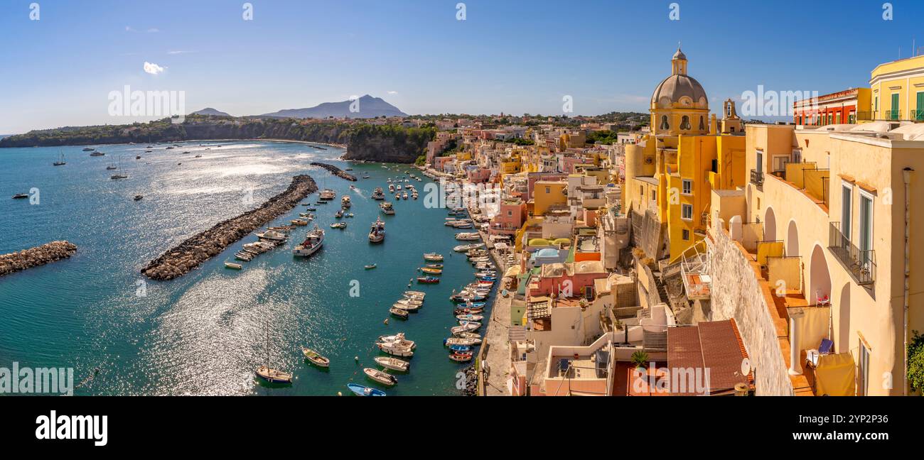 Blick auf Marina di Corricella und Kirche Santa Maria delle Grazie, Procida, Phlegräische Inseln, Golf von Neapel, Kampanien, Süditalien, Italien Stockfoto