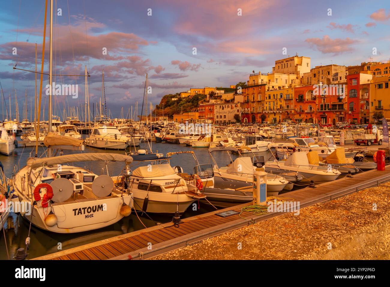 Blick auf den Fischereihafen Marina Grande mit Booten zur goldenen Stunde, Procida, Phlegräische Inseln, Golf von Neapel, Kampanien, Süditalien, Italien, Europa Stockfoto