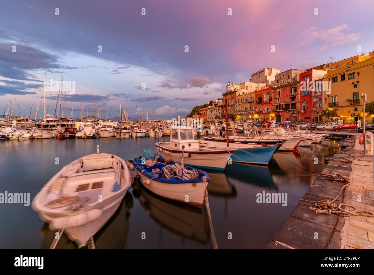 Blick auf den Fischereihafen Marina Grande mit Booten zur goldenen Stunde, Procida, Phlegräische Inseln, Golf von Neapel, Kampanien, Süditalien, Italien, Europa Stockfoto