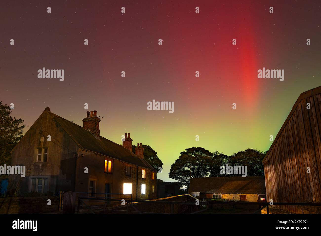 Blick auf Nordlichter (Aurora borealis) und Bauernhaus in der Nähe des Dorfes Glapwell, Bolsover, Derbyshire, England, Vereinigtes Königreich, Europa Stockfoto