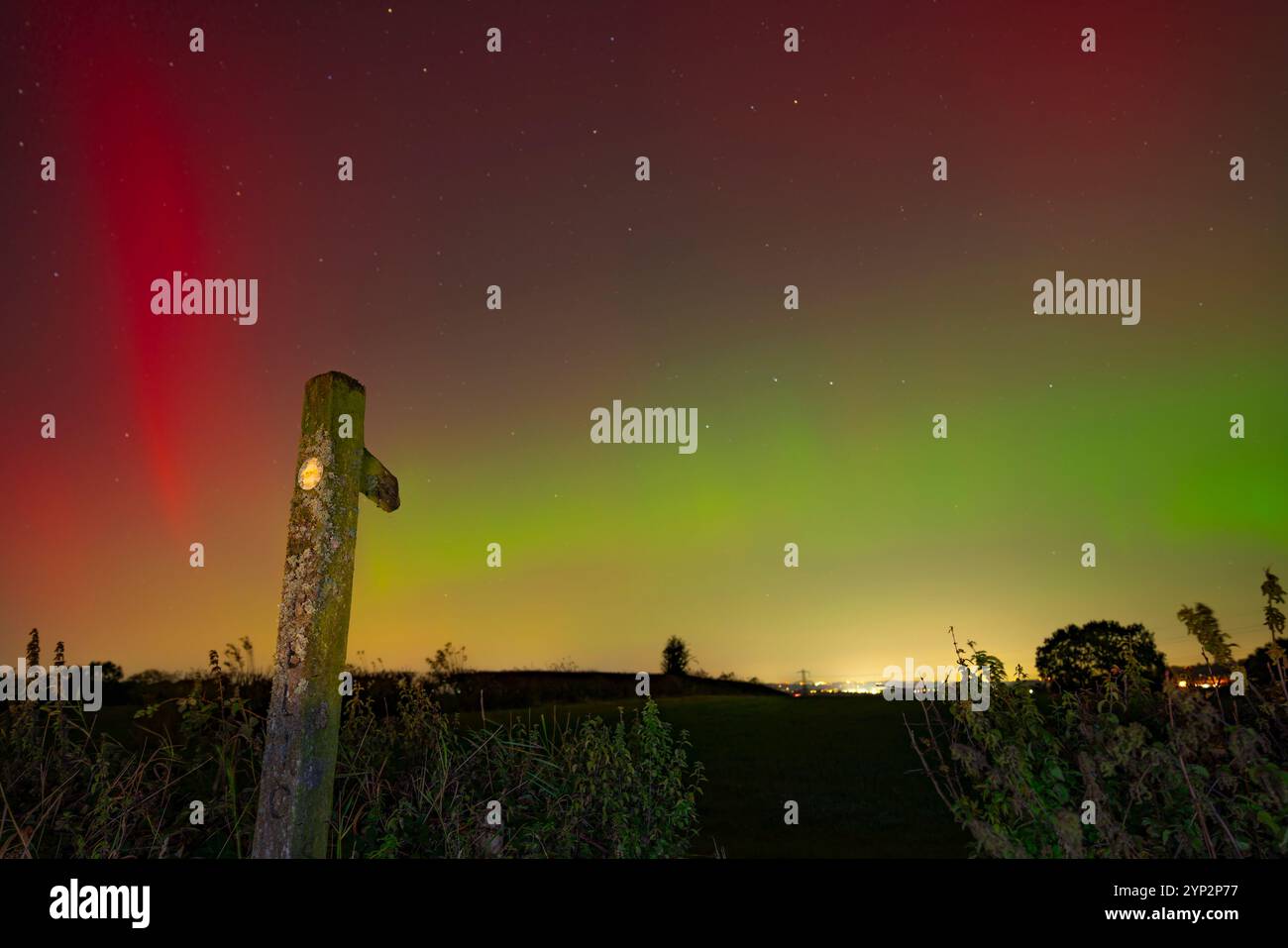 Blick auf Nordlichter (Aurora borealis) und Wegweiser in der Nähe des Dorfes Glapwell, Bolsover, Derbyshire, England, Vereinigtes Königreich, Europa Stockfoto