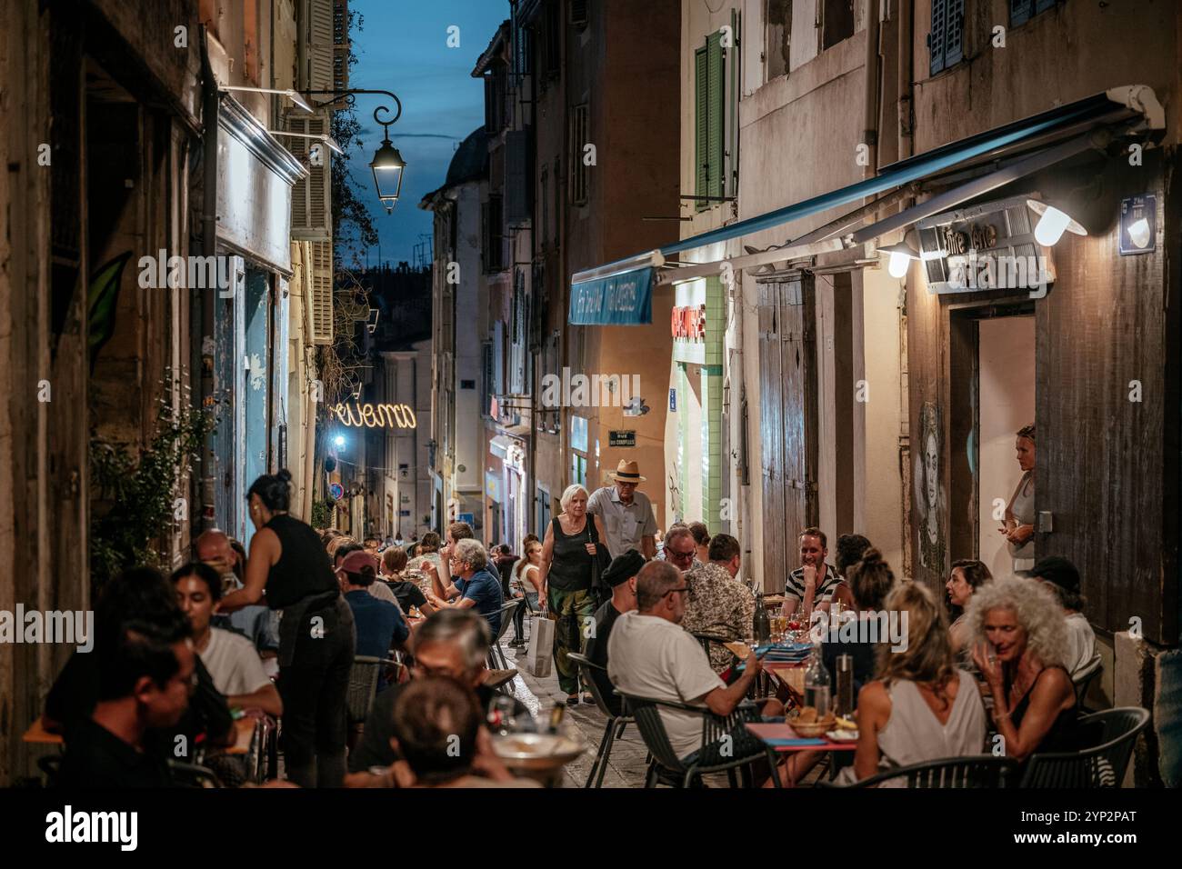 Gäste speisen im Restaurant, Altstadt, Marseille, Provence Alpes Cote d'Azur, Bouches du Rhone, Frankreich, Europa Stockfoto