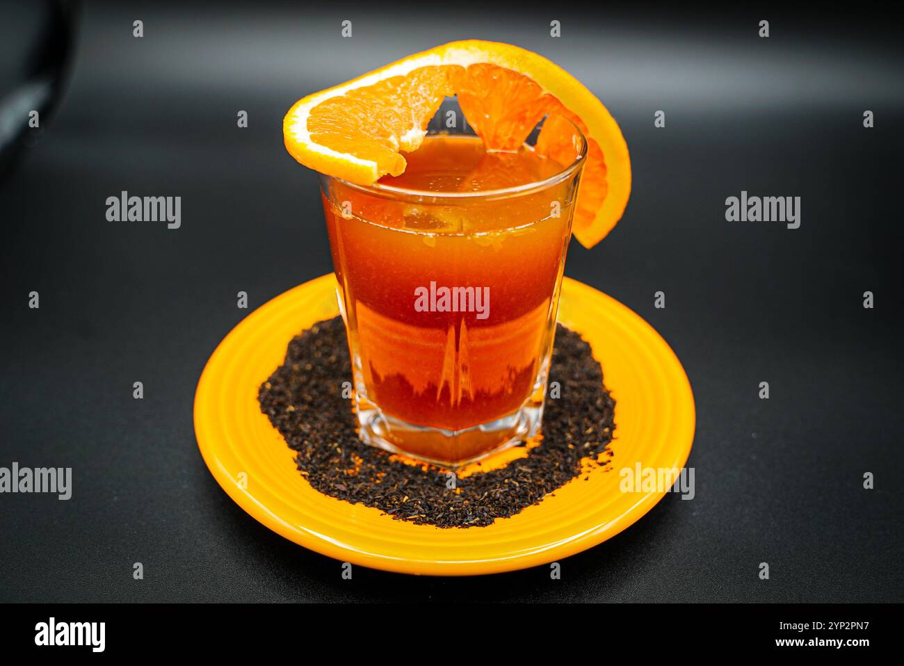 Ein Glas kalte Black Orange Mint Drinks Stockfoto