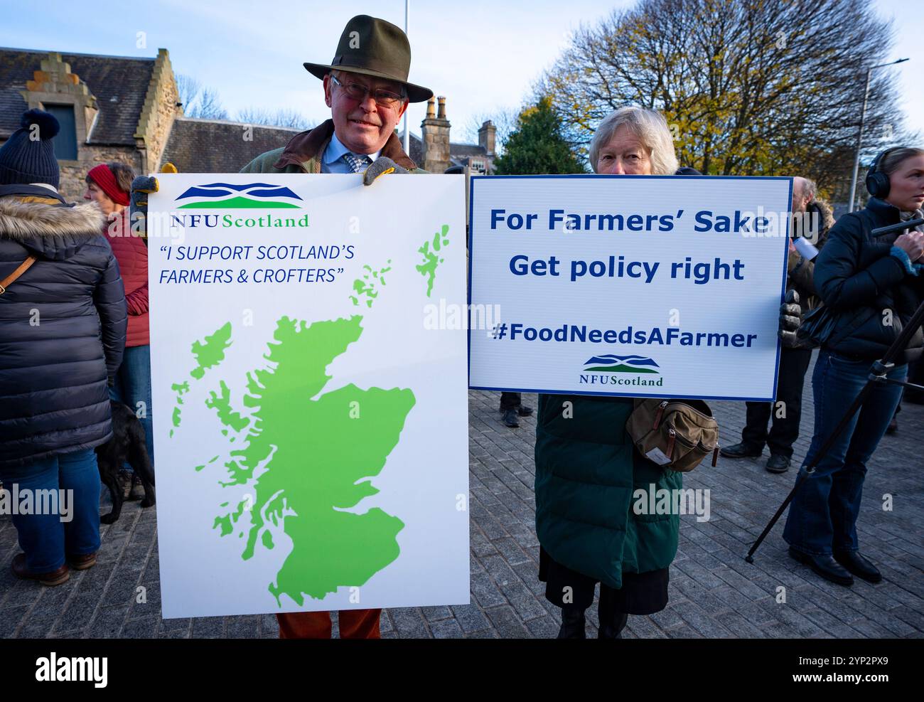 Edinburgh, Schottland, Schottland, Vereinigtes Königreich. UK. November 2024. Die schottischen Landwirte veranstalten heute vor dem schottischen Parlament eine Kundgebung, in der sie fordern, dass nächste Woche aus dem schottischen Haushalt höhere und abgrenzte Mittel für die schottischen Landwirte und Crofters bereitgestellt werden. Sie protestierten auch gegen die Entscheidung der britischen Regierung, nach mehr als fünf Jahrzehnten das Sicherheitsnetz eines abgesperrten Haushalts für die schottische Landwirtschaft einzustellen. Die von der NFU Scotland unter dem Motto #FoodNeedsAFarmer organisierte Kundgebung folgt auf eine frühere Kundgebung von Landwirten in London, die gegen die neue Erbschaftssteuer-pla protestierten Stockfoto