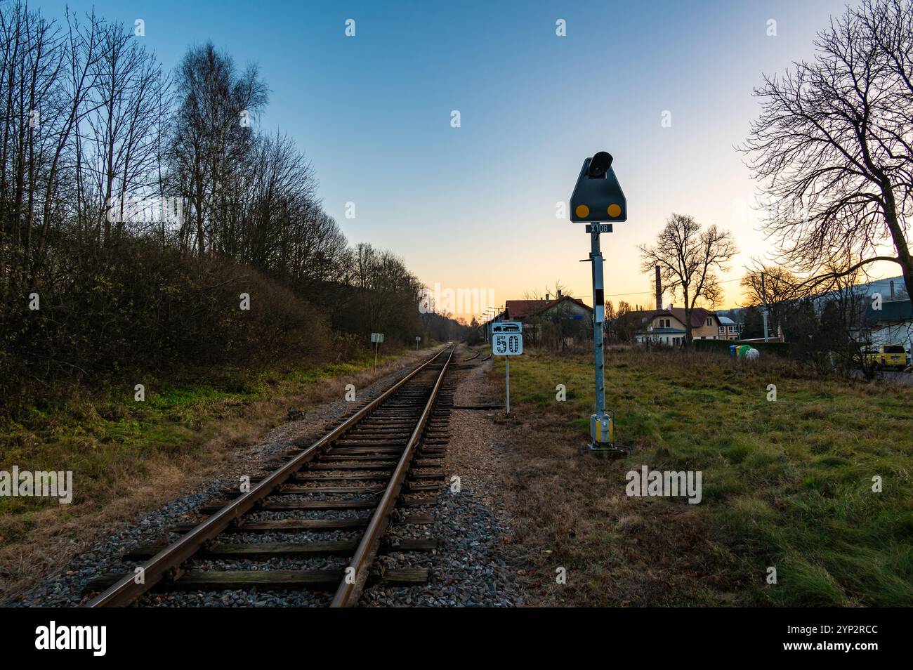 Ein nostalgischer Blick auf die Bahngleise, Signale und den Bahnhof im Dorf Bila Voda, der eine kleine lokale Linie am Rande der Schließung darstellt, evokin Stockfoto