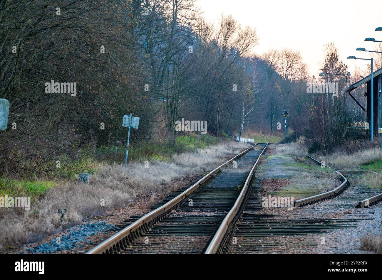 Ein nostalgischer Blick auf die Bahngleise, Signale und den Bahnhof im Dorf Bila Voda, der eine kleine lokale Linie am Rande der Schließung darstellt, evokin Stockfoto