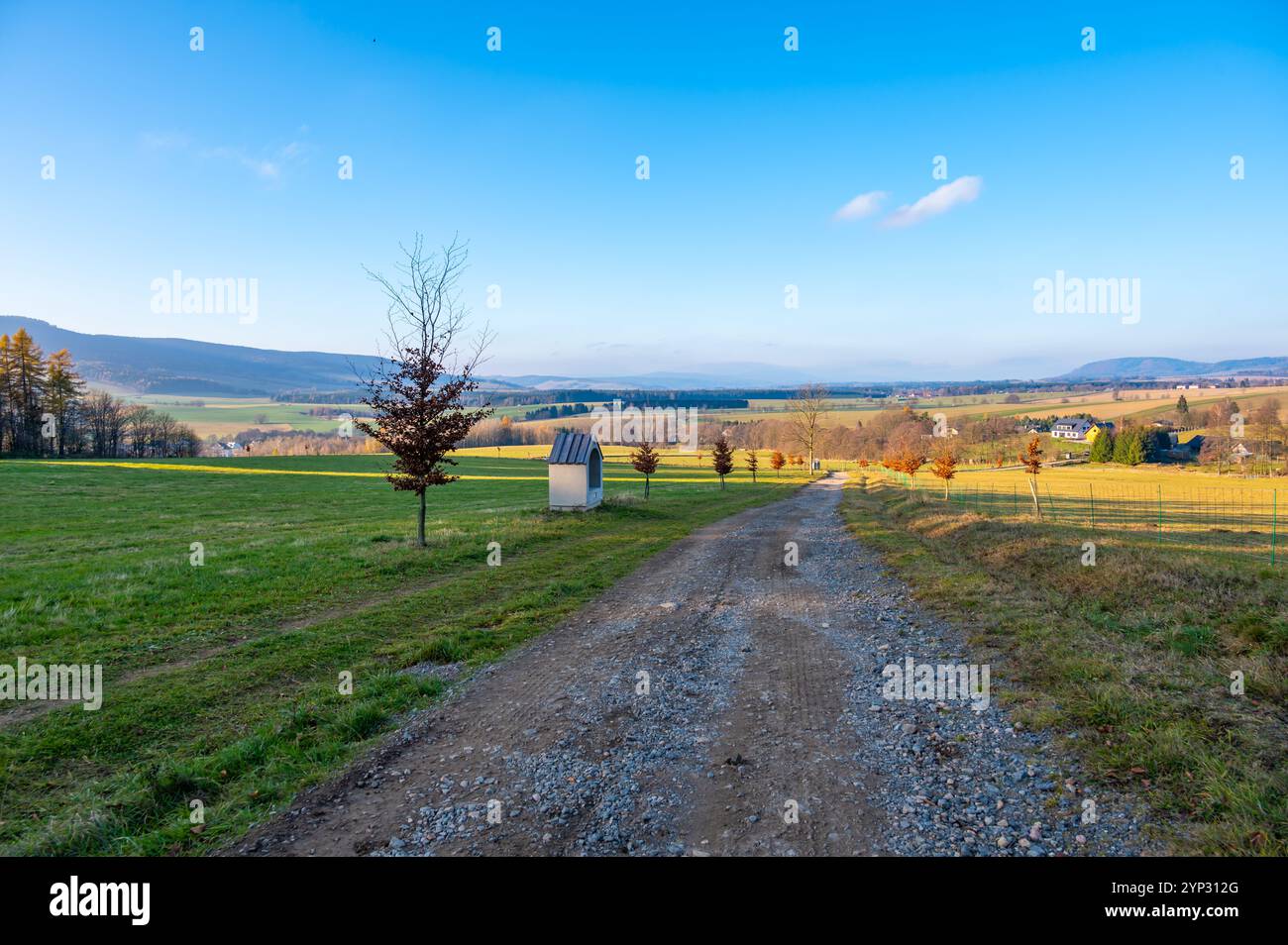 Eine friedliche Herbstszene der Kreuzstationen im Dorf Sanov, mit einem sonnigen blauen Himmel, sanften Hügeln und Feldern im Hintergrund Stockfoto