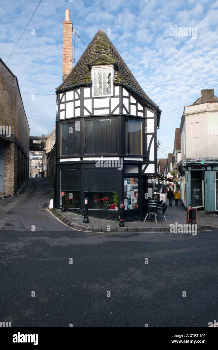 Das Cafe La Strada liegt an der Ecke der Cheap Street und King Street, Frome, Somerset, England Stockfoto