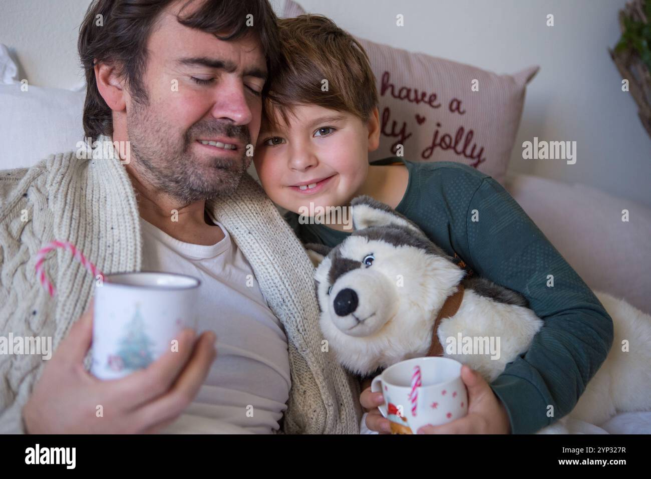 23. November 2024: Symbolisches Bild für den sensiblen Umgang mit Gefühlen: Vater und Sohn zeigen empathische Nähe - ein wichtiger Aspekt, um emotionale Sicherheit und Sicherheit ohne Grenzen zu schaffen. *** Symbolbild für den sensiblen Umgang mit Gefühlen: Vater und Sohn zeigen einfühlsame Nähe ein wichtiger Aspekt, um emotionale Sicherheit und Geborgenheit zu schaffen, ohne Grenzen zu überschreiten. Stockfoto