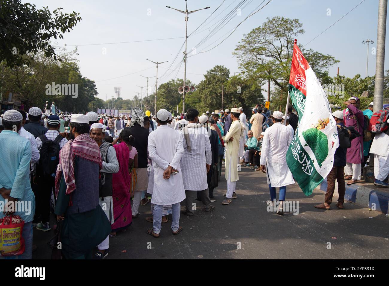 Kalkutta, Westbengalen, Indien. November 2024. Der westbengalische Staat Jamiat-E-Ulama organisierte heute in Kalkutta ein massives Treffen, das Tausende von muslimischen Gemeinschaften anzog. Die Versammlung protestierte gegen das vorgeschlagene indische Waqf-Gesetz von 2024, das die Autonomie der Waqf-Besitztümer untergräbt. Die Veranstaltung brachte auch eine starke Solidarität mit dem palästinensischen Volk angesichts der anhaltenden Spannungen in der Region zum Ausdruck. Die Redner hoben die Bedeutung des Schutzes religiöser Rechte hervor und brachten die globale muslimische Einheit in der Palästinafrage zum Ausdruck. Die friedliche Demonstration spiegelte die weit verbreitete Besorgnis über die vorgeschlagenen Vorschläge wider Stockfoto