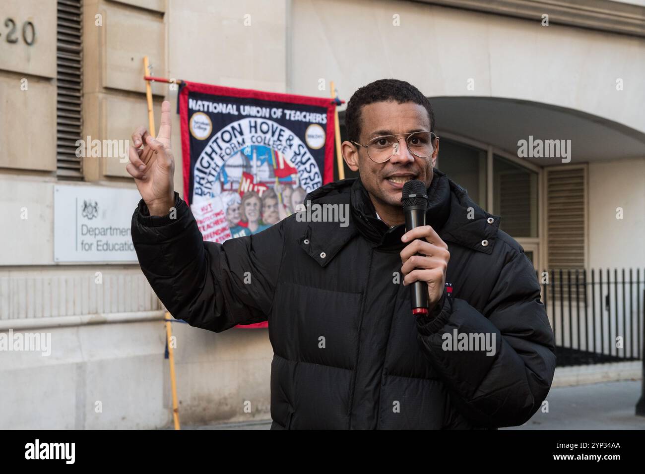 London, Großbritannien. November 2024. Daniel Kebede, Generalsekretär der Nationalen Bildungsunion, spricht während einer Kundgebung außerhalb des Bildungsministeriums, als Lehrer der sechsten Klasse an einem Streik über die Finanzierung der Lohnerhöhung teilnehmen. Mehr als 2000 Mitglieder der National Education Union an 32 Colleges führen Streikaktionen durch und fordern die Regierung auf, die gleichen Mittel für Gehaltserhöhungen für Lehrer an Hochschulen der sechsten Klasse ohne Akademiestatus bereitzustellen, die Schulen zuerkannt wurden. Quelle: Wiktor Szymanowicz/Alamy Live News Stockfoto