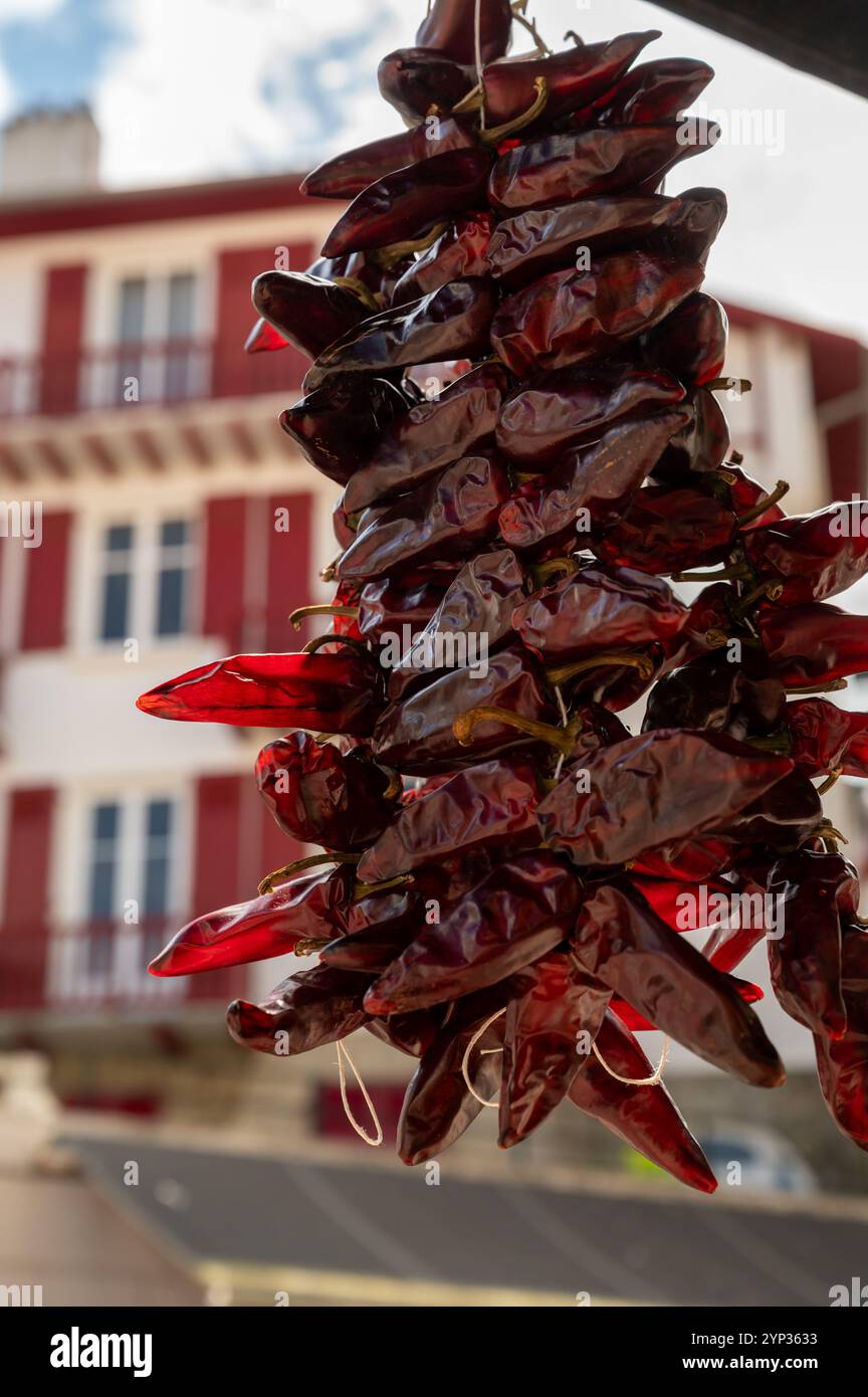 Piment d'Espelette, getrocknete rote heiße Chilischoten aus dem Dorf Espelette im Baskenland in den Bergen, Frankreich, Gewürz, französische Gewürze Stockfoto