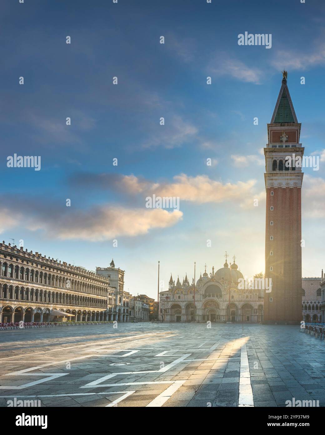 Venedig, Markusplatz oder Markusplatz und Basilica Kathedrale bei Sonnenaufgang. Venetien, Italien, Europa. Stockfoto