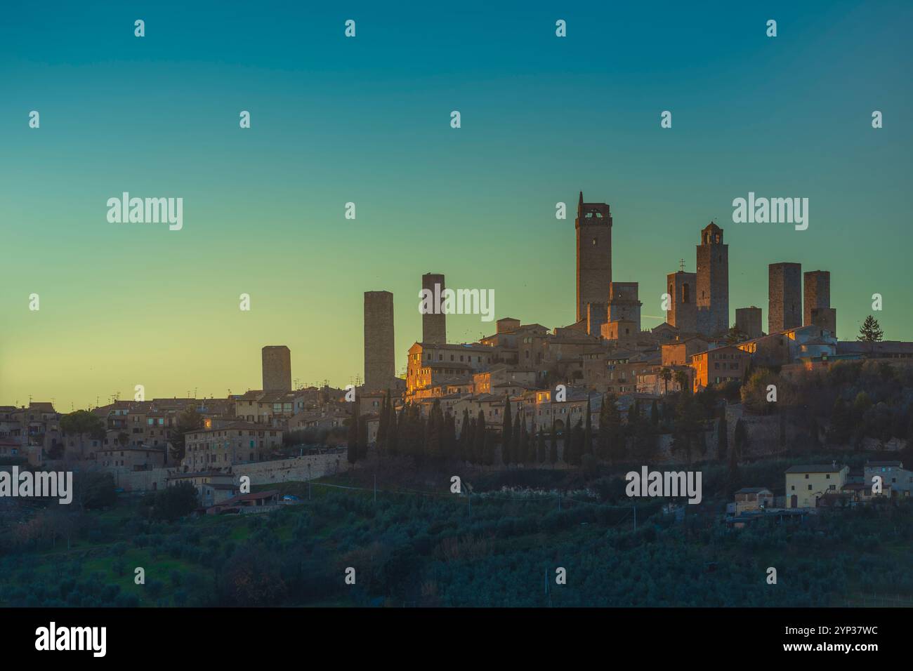 Die mittelalterlichen Türme des Dorfes San Gimignano bei Sonnenuntergang. Provinz Siena, Toskana, Italien Stockfoto
