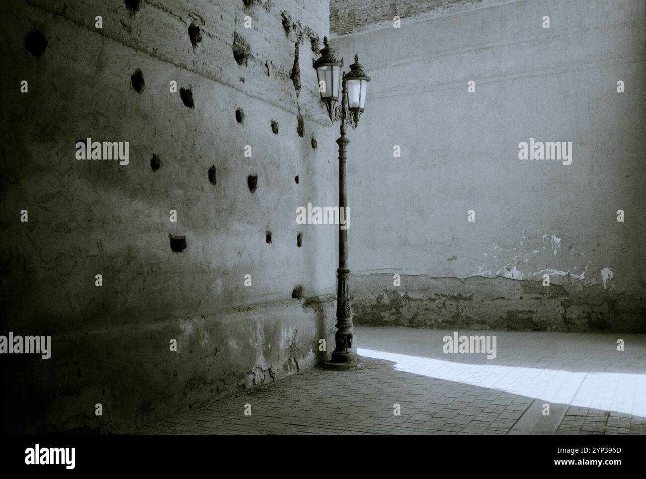 Altmodische Straßenlaterne im Casbah Souk in der Altstadt von Marrakesch in Marokko im Sahara-Maghreb in Nordafrika Stockfoto