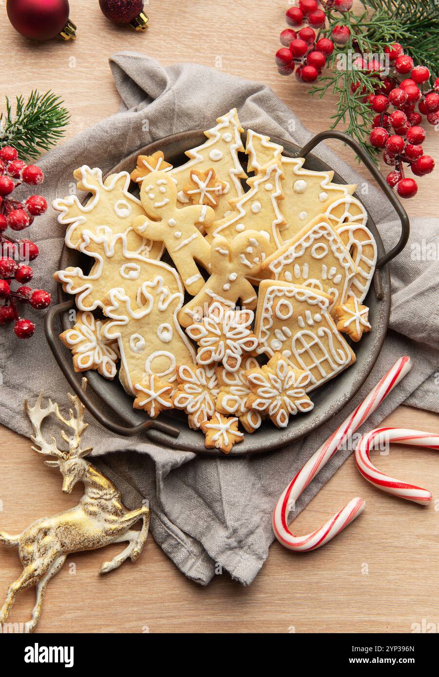 Weihnachtliche Lebkuchenkekse mit festlicher Dekoration sorgen für eine warme Urlaubsatmosphäre Stockfoto