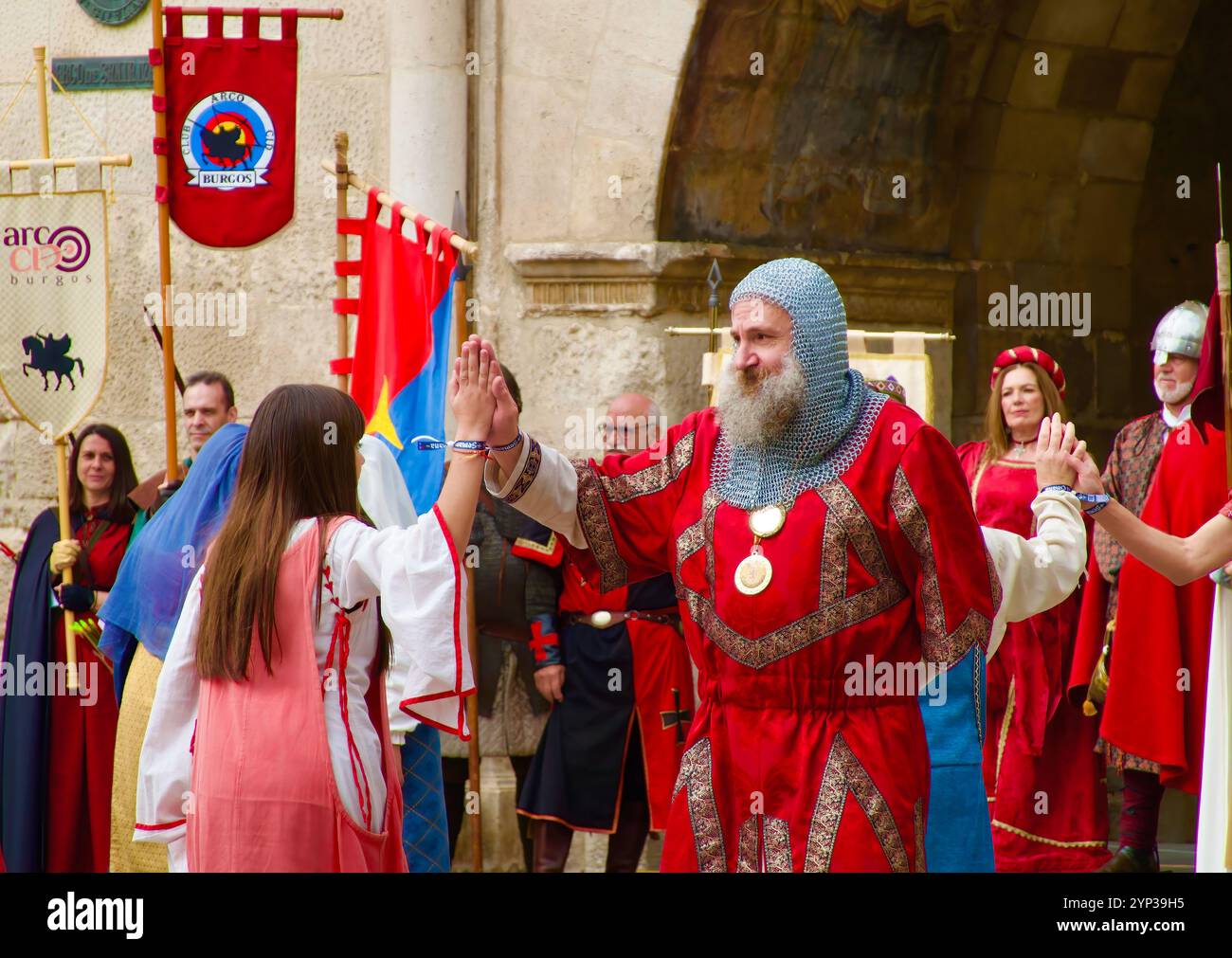 Teilnehmer an den El Cid Partys in mittelalterlichen Kostümen tanzen vor dem Stadttor St. Marienbogen Burgos Castile und Leon Spain Europe Stockfoto