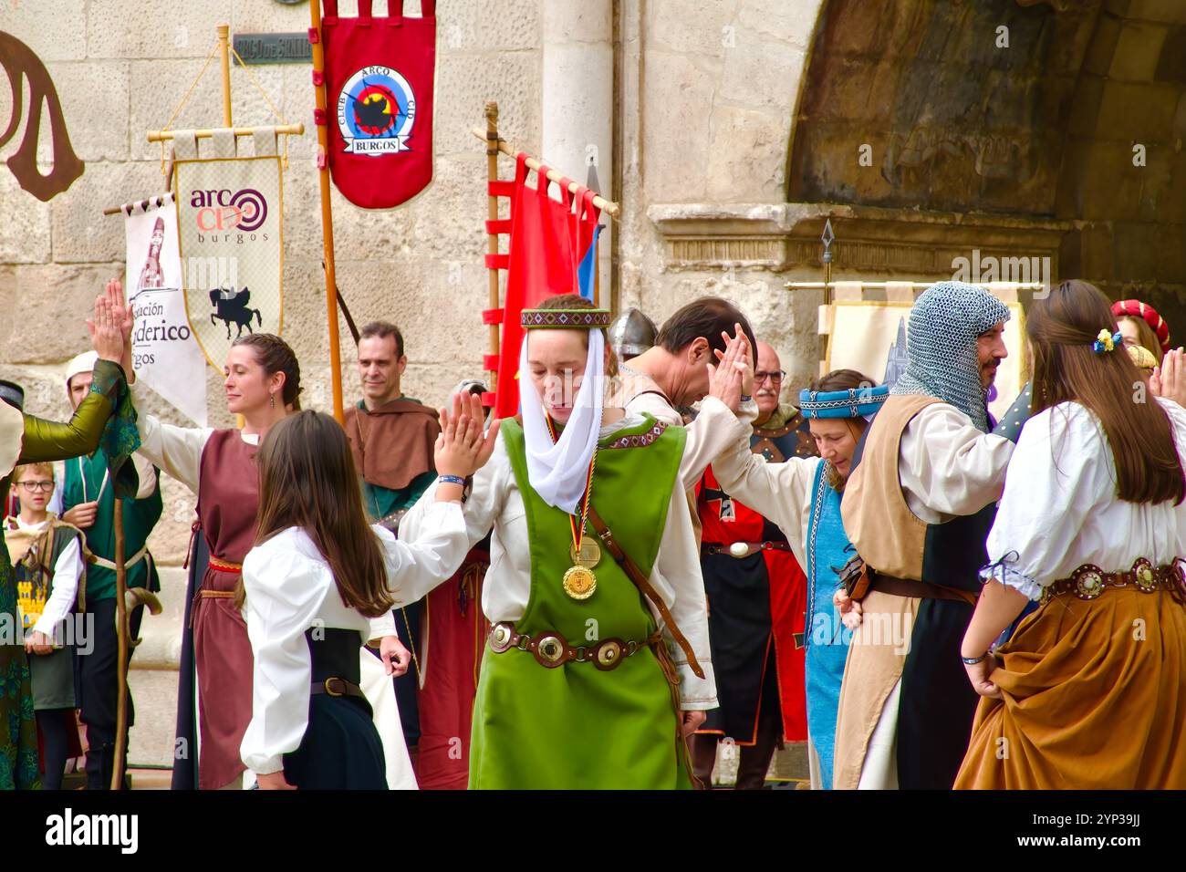 Teilnehmer an den El Cid Partys in mittelalterlichen Kostümen tanzen vor dem Stadttor St. Marienbogen Burgos Castile und Leon Spain Europe Stockfoto