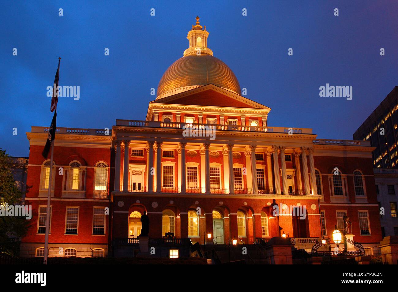 Das Massachusetts State House in Boston ist in der Abenddämmerung beleuchtet und beherbergt die Regierung und die Politik des Staates Stockfoto