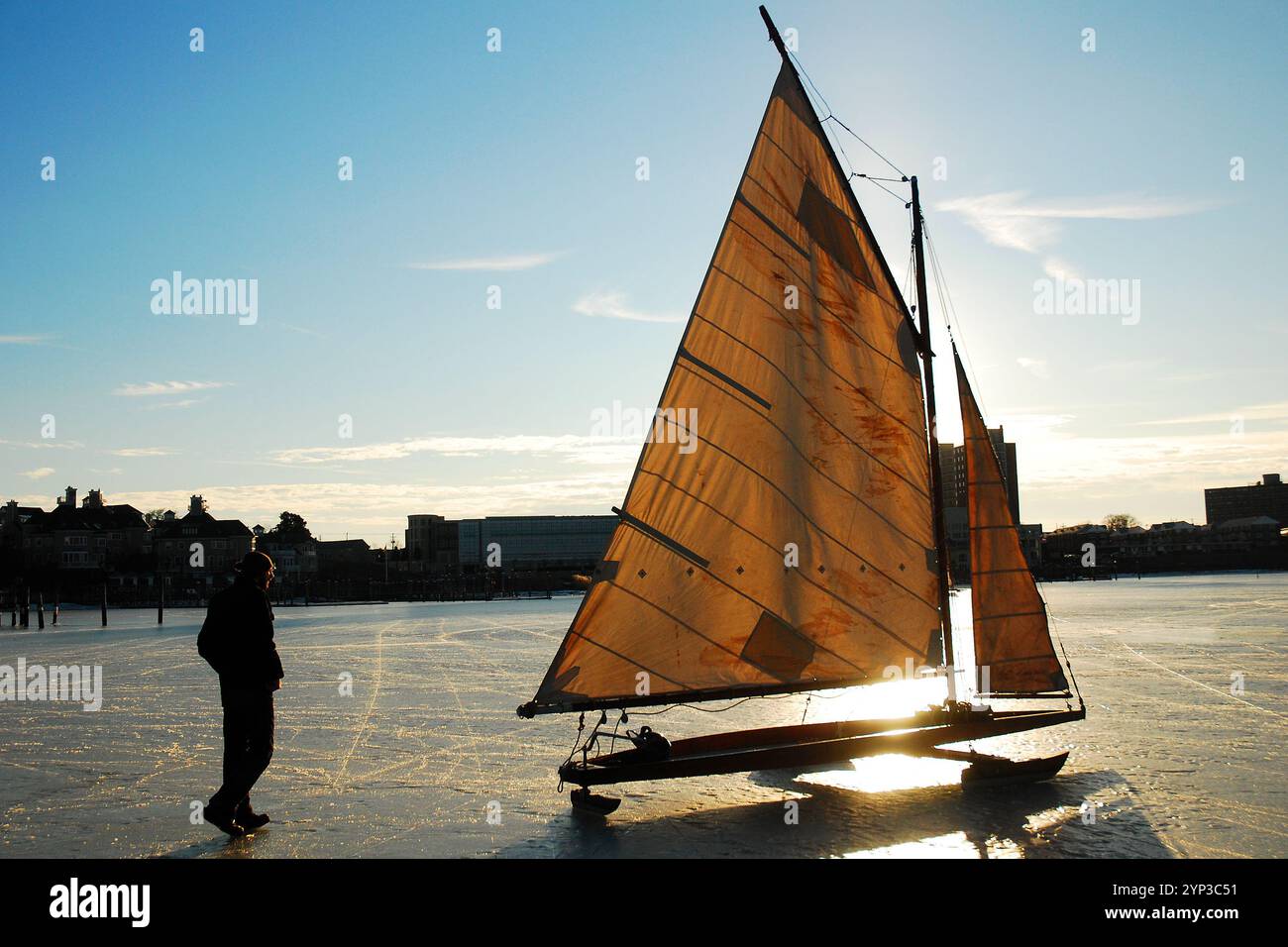 Eine Eisyacht segelt auf einem gefrorenen Navesink River in Red Bank New Jersey Stockfoto