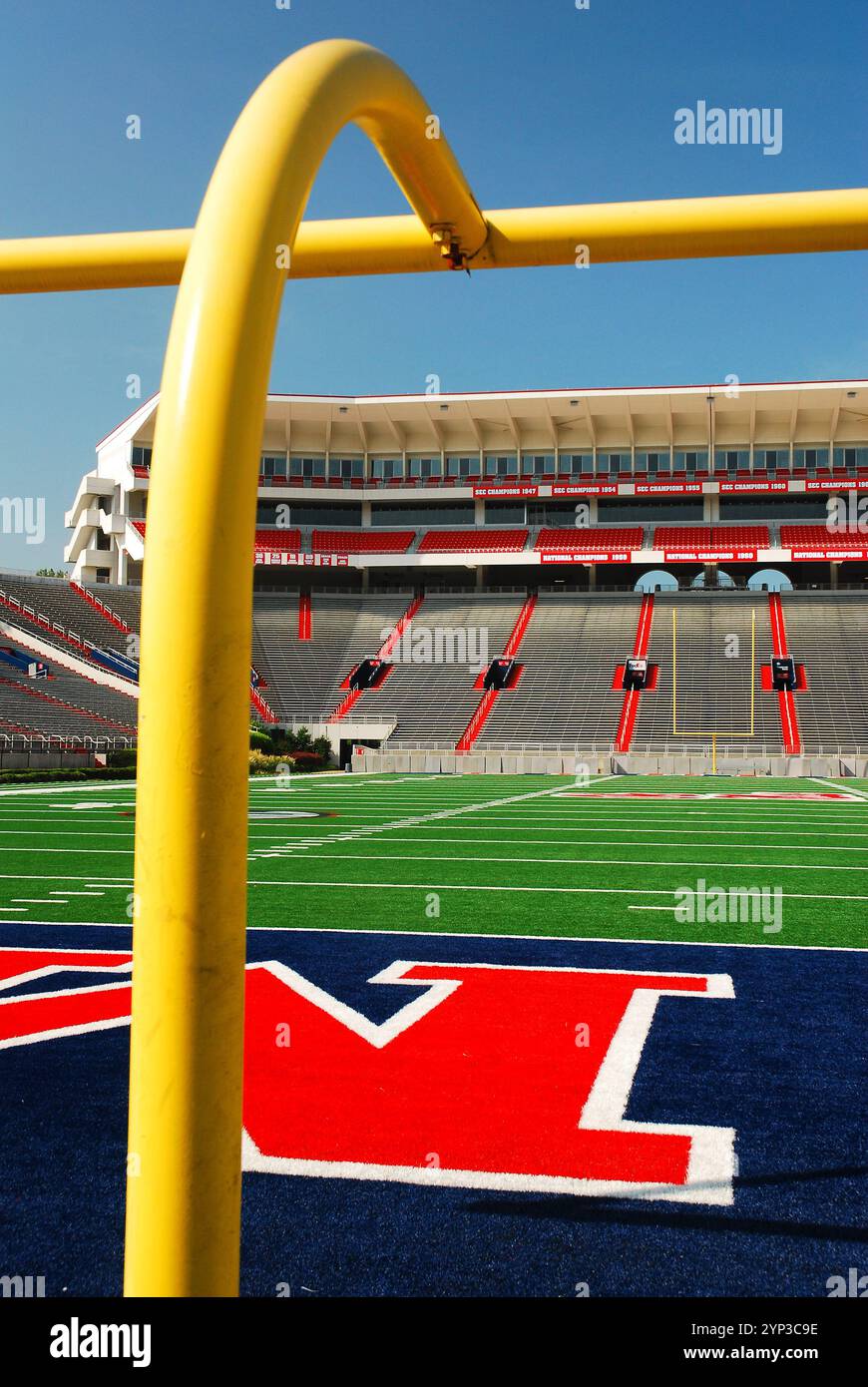 Der Torposten und die Endzone des Vaught Hemingway Stadions an der University of Mississippi in der NCAA und SEC Stockfoto