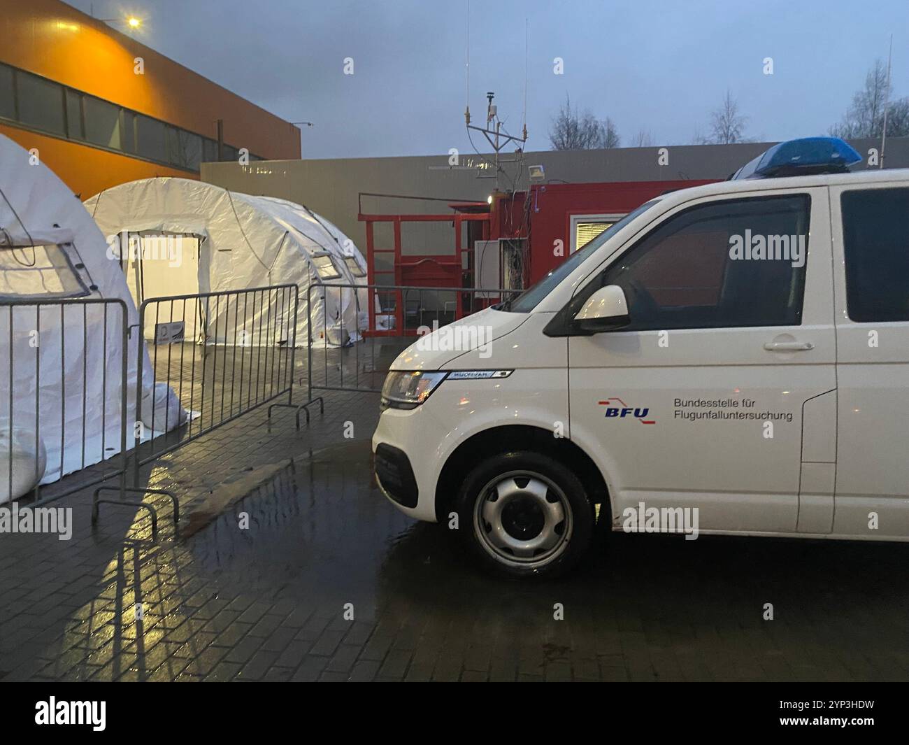 Vilnius, Litauen. November 2024. Ein Fahrzeug des Bundesamtes für Flugzeugunfalluntersuchung steht vor einer provisorischen Betriebsleitstelle neben der Absturzstelle. Die Ermittler in Litauen gehen davon aus, dass die Daten des Flugdatenschreibers und des Sprachschreibers des abgestürzten Frachtflugzeugs aus Deutschland in naher Zukunft ausgelesen werden können. Quelle: Alexander Welscher/dpa/Alamy Live News Stockfoto