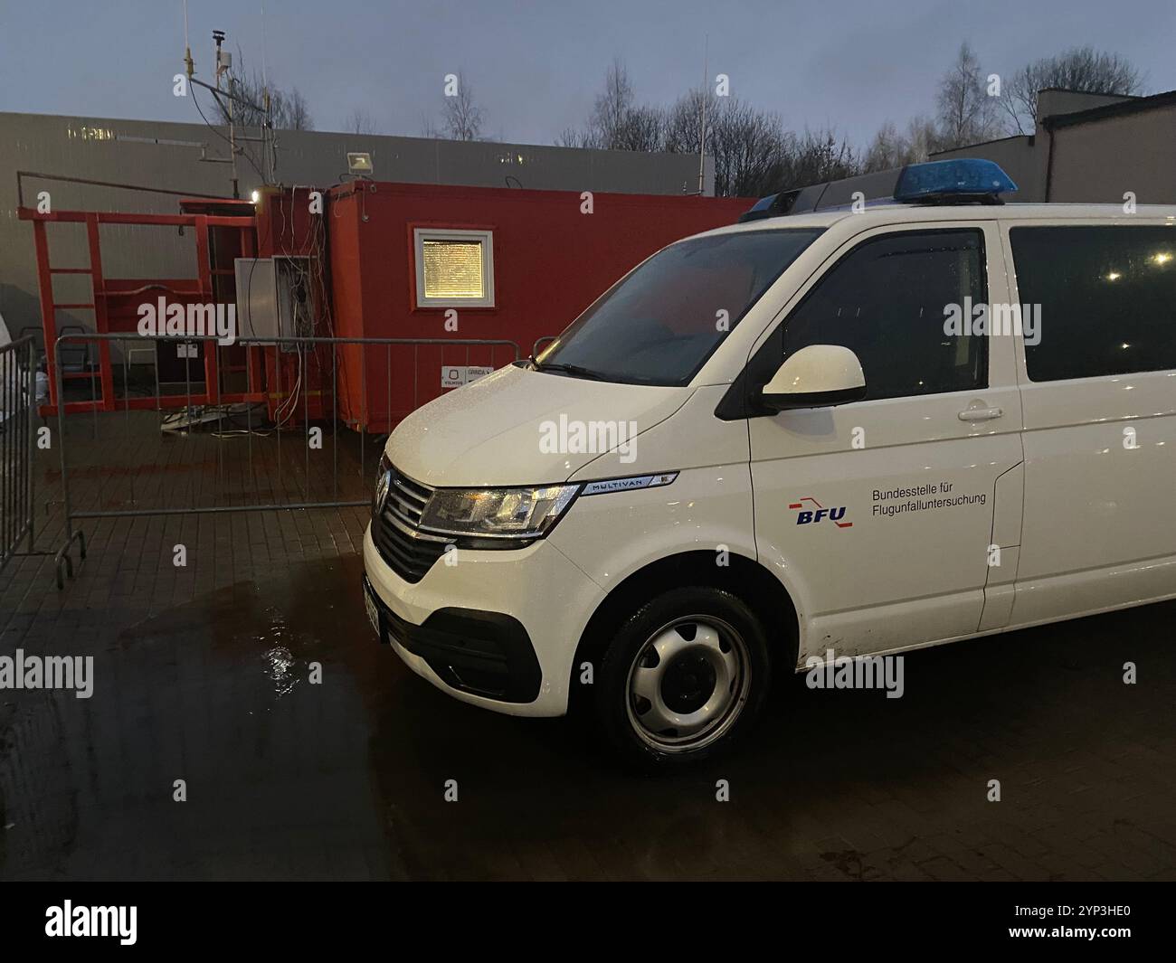 Vilnius, Litauen. November 2024. Ein Fahrzeug des Bundesamtes für Flugzeugunfalluntersuchung steht vor einer provisorischen Betriebsleitstelle neben der Absturzstelle. Die Ermittler in Litauen gehen davon aus, dass die Daten des Flugdatenschreibers und des Sprachschreibers des abgestürzten Frachtflugzeugs aus Deutschland in naher Zukunft ausgelesen werden können. Quelle: Alexander Welscher/dpa/Alamy Live News Stockfoto