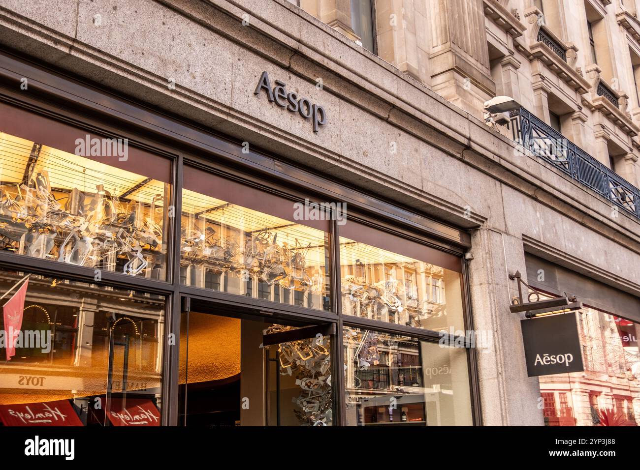 LONDON, 25. NOVEMBER 2024: Aesop Store in der Regent Street. Luxuskosmetikmarke, die Hautpflege-, Haarpflege- und Duftprodukte herstellt Stockfoto