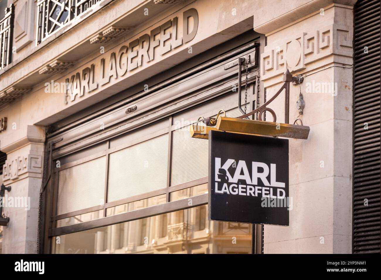 LONDON, 25. NOVEMBER 2024: Karl Lagerfeld in der Regent Street. Modemarke. Stockfoto