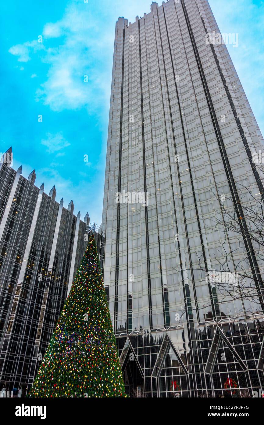 Chirstmas Tree und eine Eislaufbahn am PPG Place am Market Square Pittsburgh Pennsylvania Stockfoto