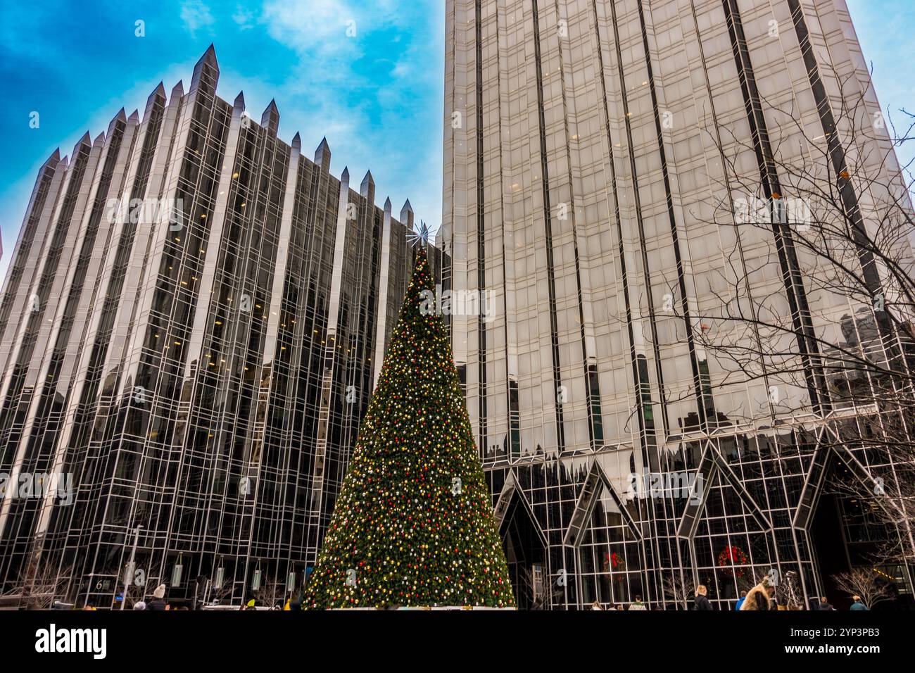 Chirstmas Tree und eine Eislaufbahn am PPG Place am Market Square Pittsburgh Pennsylvania Stockfoto