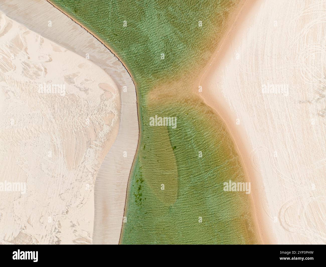 Luftaufnahme von Lencois Maranhenses. Weiße Sanddünen mit Pools aus frischem und transparentem Wasser. Wüste. Barreirinhas. Maranhao State. Brasilien Stockfoto
