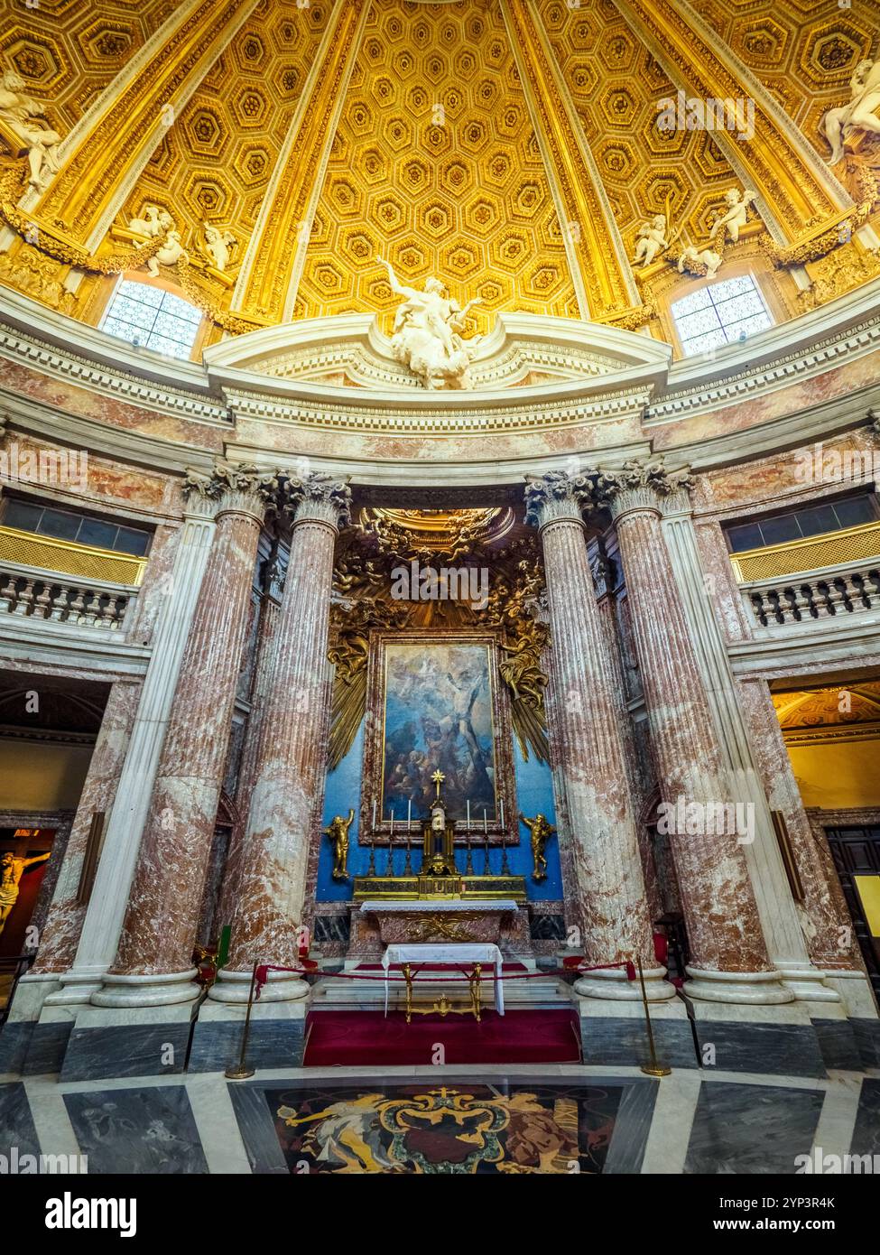 Hauptaltar von Gian Lorenzo Bernin und das Gemälde Martyrium des Heiligen Andreas (1668) von Guillaume Courtois - Kirche des Heiligen Andreas auf dem Quirinal - Rom, Italien Stockfoto