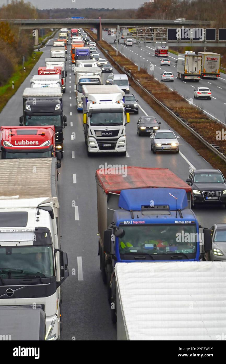 BAB A2 LKW Stau Richtung Berlin Höhe Hämelerwald bei Hannover am 28.11.2024 *** BAB A2 LKW Stau Richtung Berlin bei Hämelerwald bei Hannover am 28 11 2024 Stockfoto