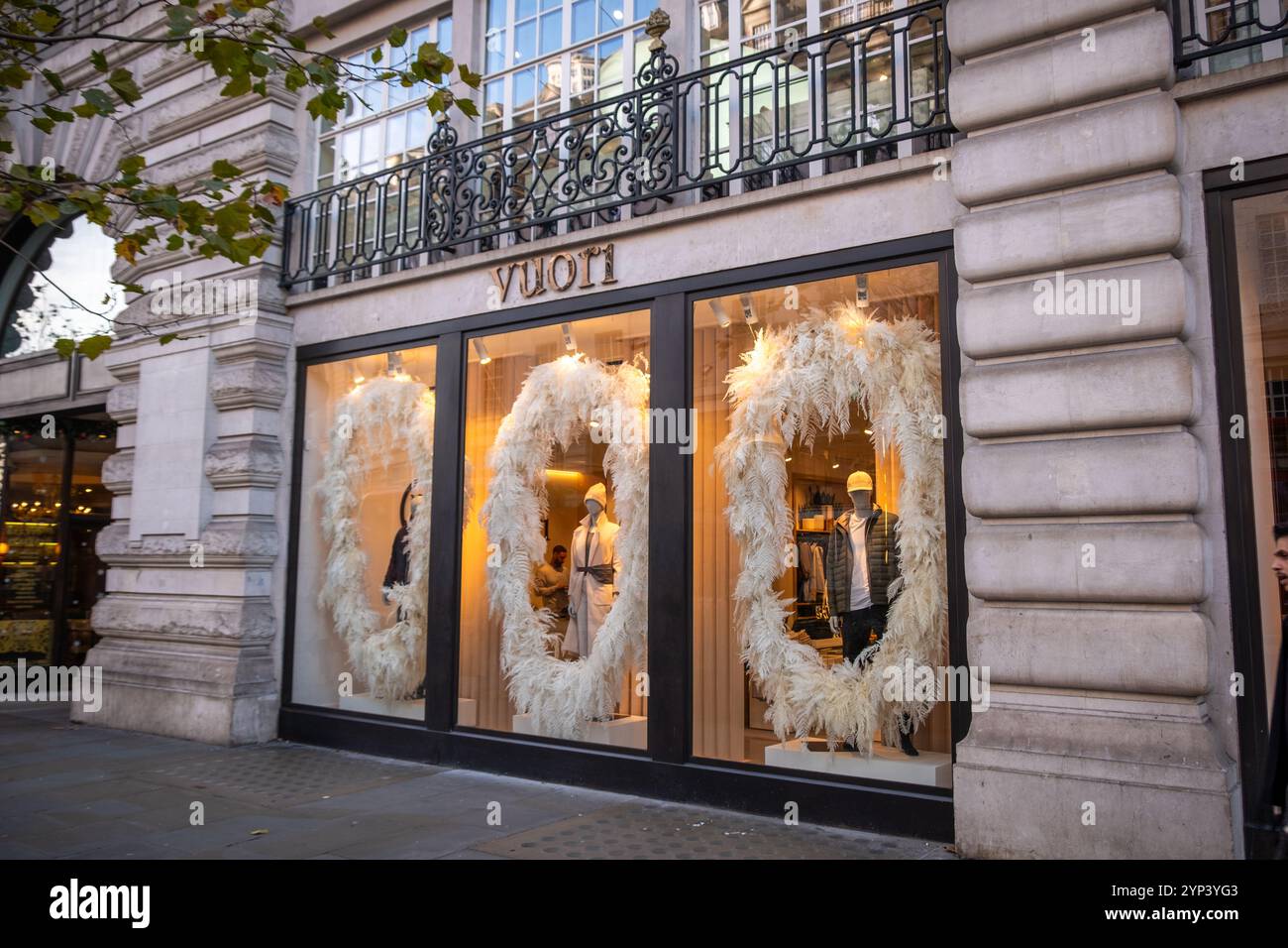 LONDON, 25. NOVEMBER 2024: Vuori-Laden in der Regent Street. Bekleidungskette im Londoner West End Stockfoto