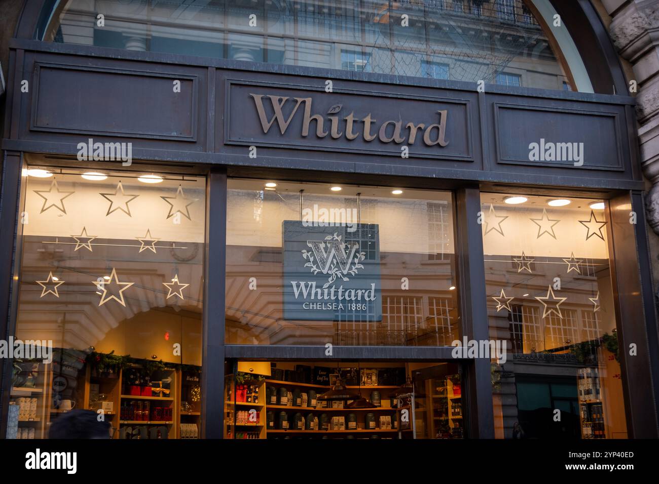 LONDON – 25. NOVEMBER 2024: Whittard aus der Chelsea Regent Street, Spezialanbieter für Tee, Kaffeebohnen und heiße Schokolade sowie Zubehör für die Zubereitung. Stockfoto