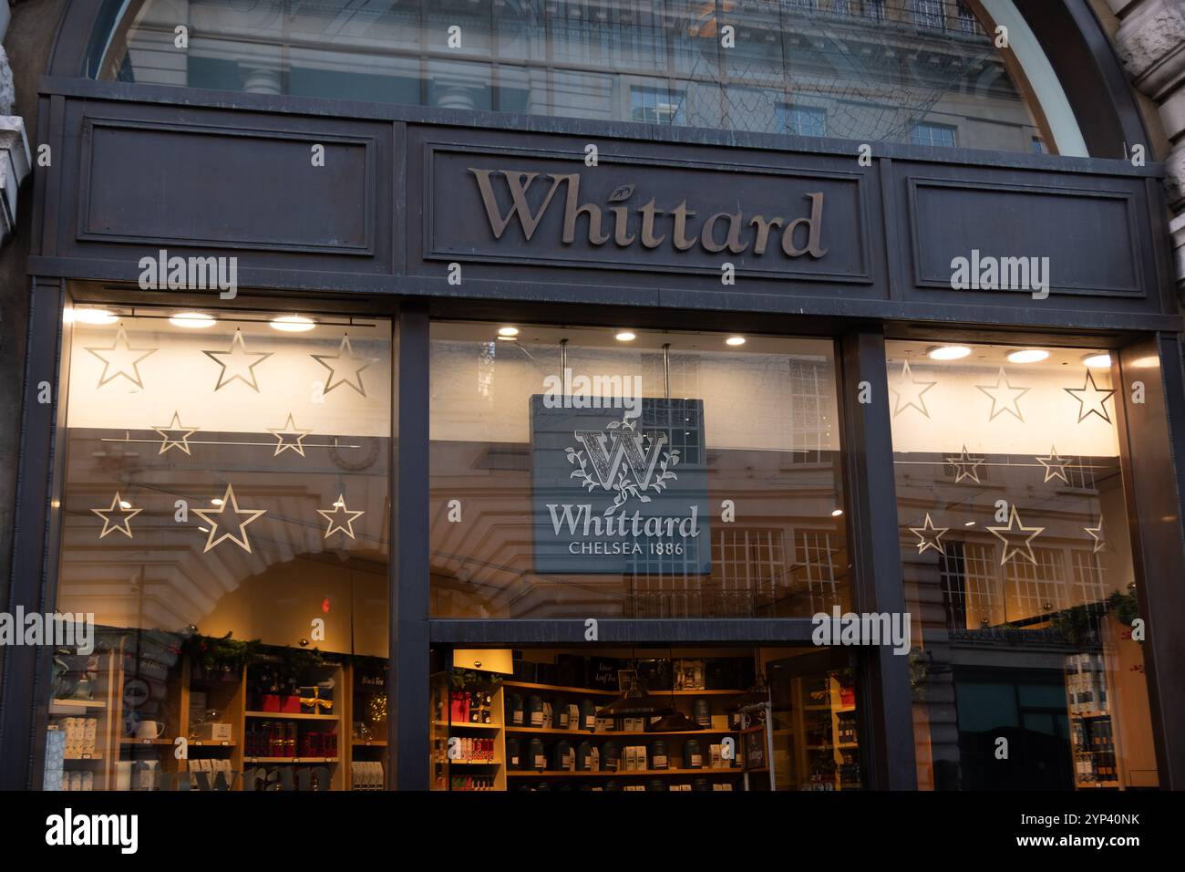 LONDON – 25. NOVEMBER 2024: Whittard aus der Chelsea Regent Street, Spezialanbieter für Tee, Kaffeebohnen und heiße Schokolade sowie Zubehör für die Zubereitung. Stockfoto