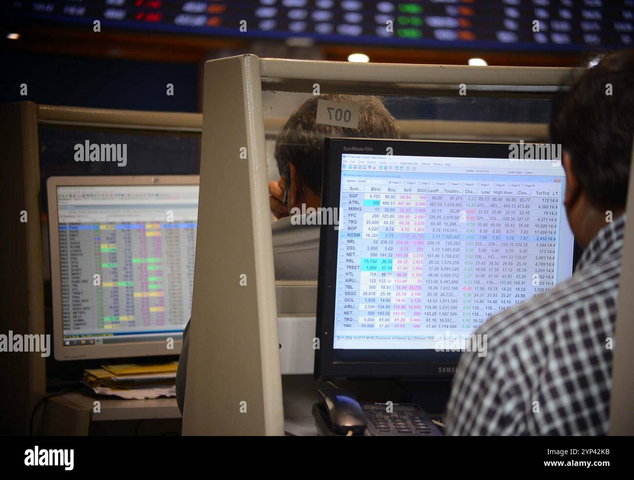 HYDERABAD, PAKISTAN, 28.11.2024, Broker sind am Donnerstag, 28.11.2024, an der Pakistan Stock Exchange (PSX) in Karachi tätig. Die Aktien der Pakistan Stock Exchange (PSX) stiegen um mehr als 900 Punkte und erreichten den historischen Meilenstein 100.000. Der Benchmark KSE-100 stieg um 947,32, oder 0,95 Prozent, und lag bei 100.216,57 Punkten gegenüber dem letzten Ende von 99.269,25 Punkten um 35 Uhr. Schließlich schloss der Index bei 100.082,77, was einem Anstieg von 813,52 Punkten oder 0,82 pc gegenüber dem letzten Abschluss entspricht. Stockfoto