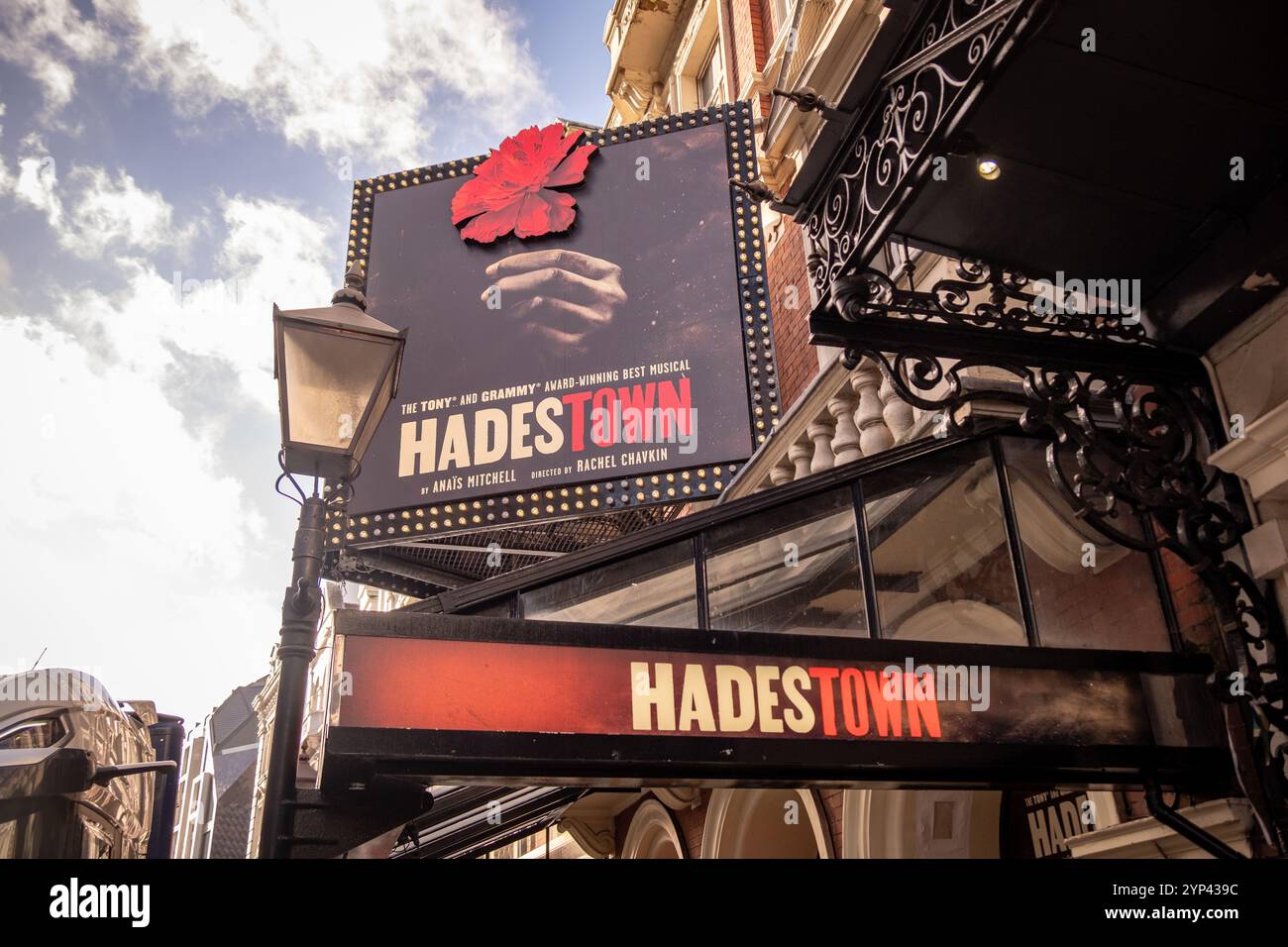 LONDON, 25. NOVEMBER 2024: Hadestown, London West End Musical von Anais Mitchell. Stockfoto