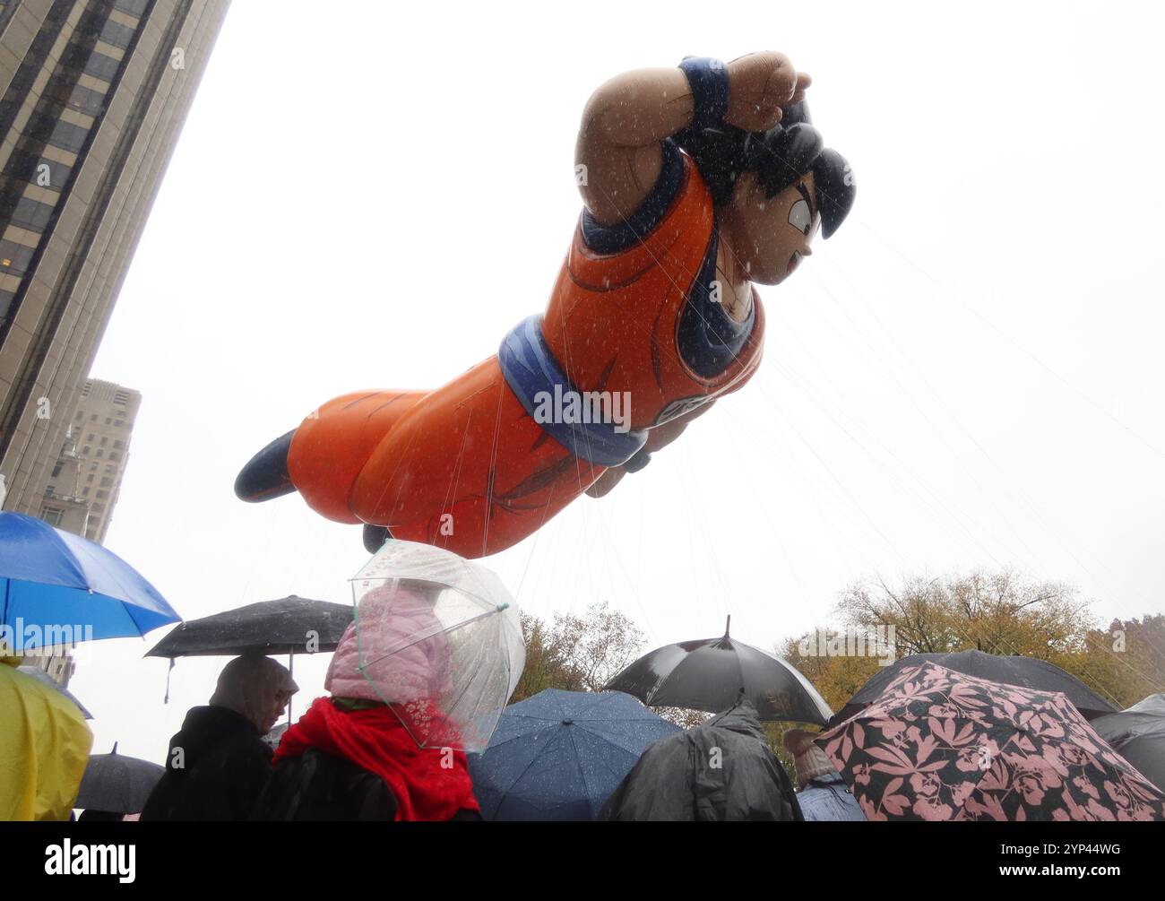 New York, Usa. November 2024. Der Goku-Ballon schwebt am Columbus Circle im Regen während der 98. Macy's Thanksgiving Day Parade in New York City am Donnerstag, den 28. November 2024. Foto: John Angelillo/UPI Credit: UPI/Alamy Live News Stockfoto
