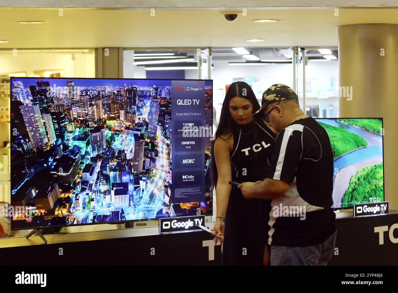 Valencia, Carabobo, Venezuela. November 2024. November 2024. El televisor MAS grande en mercado venezolano es de TCL, DE 115 pulgadas redefine los estÃndares de calidad Visual, integrando.caracterÃ-sticas de Ãºltima generaciÃ³n como Android 12, diseÃ±o Metal Lünette-less, resoluciÃ³n 4K HDR10, HDR10 , HLG, Dolby Vision IQ y Dolby Vision Gaming. Foto: Juan Carlos HernÃndez (Foto: © Juan Carlos Hernandez/ZUMA Press Wire) NUR REDAKTIONELLE VERWENDUNG! Nicht für kommerzielle ZWECKE! Stockfoto