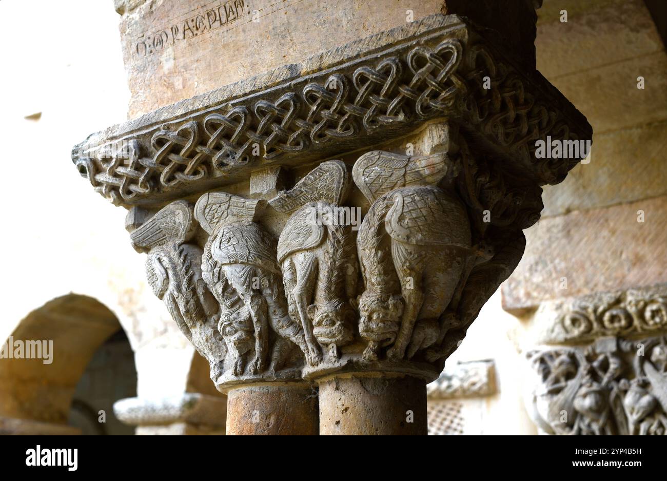 Kloster Santo Domingo de Silos. Romanischer Kreuzgang (11.-12. Jahrhundert). Hauptstadt mit fantastischen Tieren dekoriert. Burgos, Castilla y León, Spanien Stockfoto