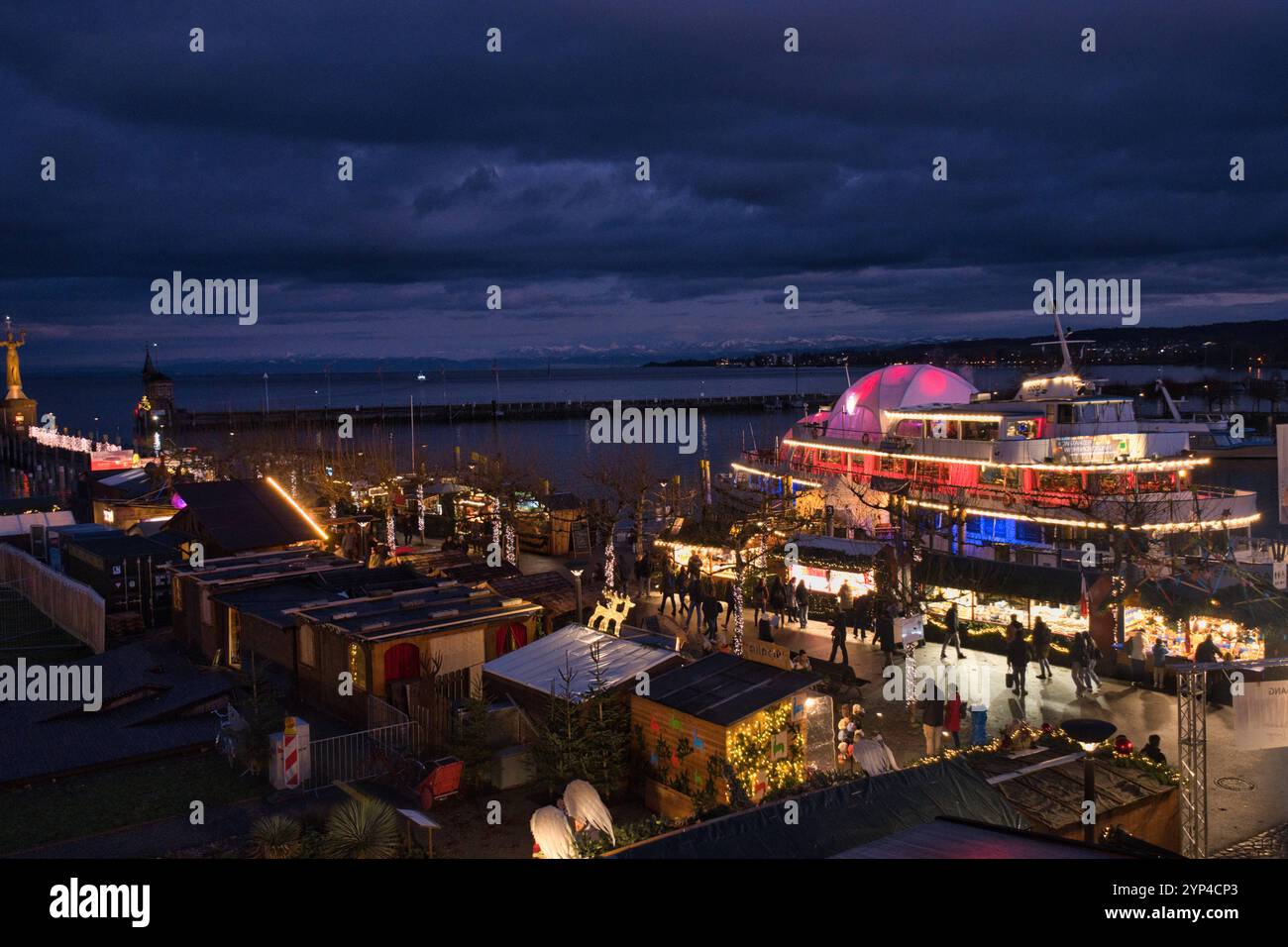 Konstanz, Weihnachtsmarkt im Hafen, mit Weihnachtsschiff *** Konstanz, Weihnachtsmarkt im Hafen, mit Weihnachtsschiff Stockfoto