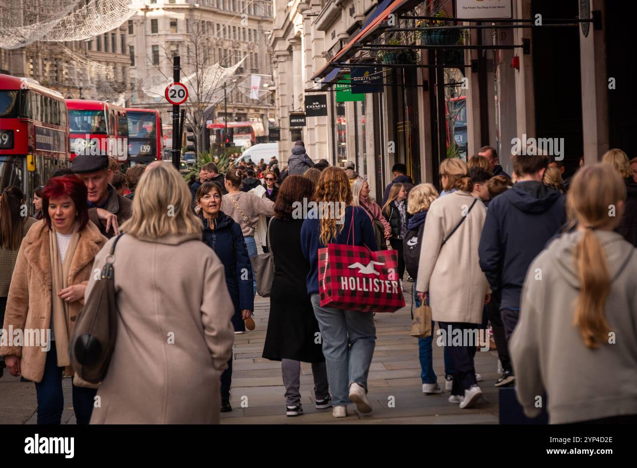 LONDON, 25. NOVEMBER 2024: Regent Street, geschäftige Londoner Straßenszene. Wahrzeichen Londons Einzelhandelsziel Stockfoto