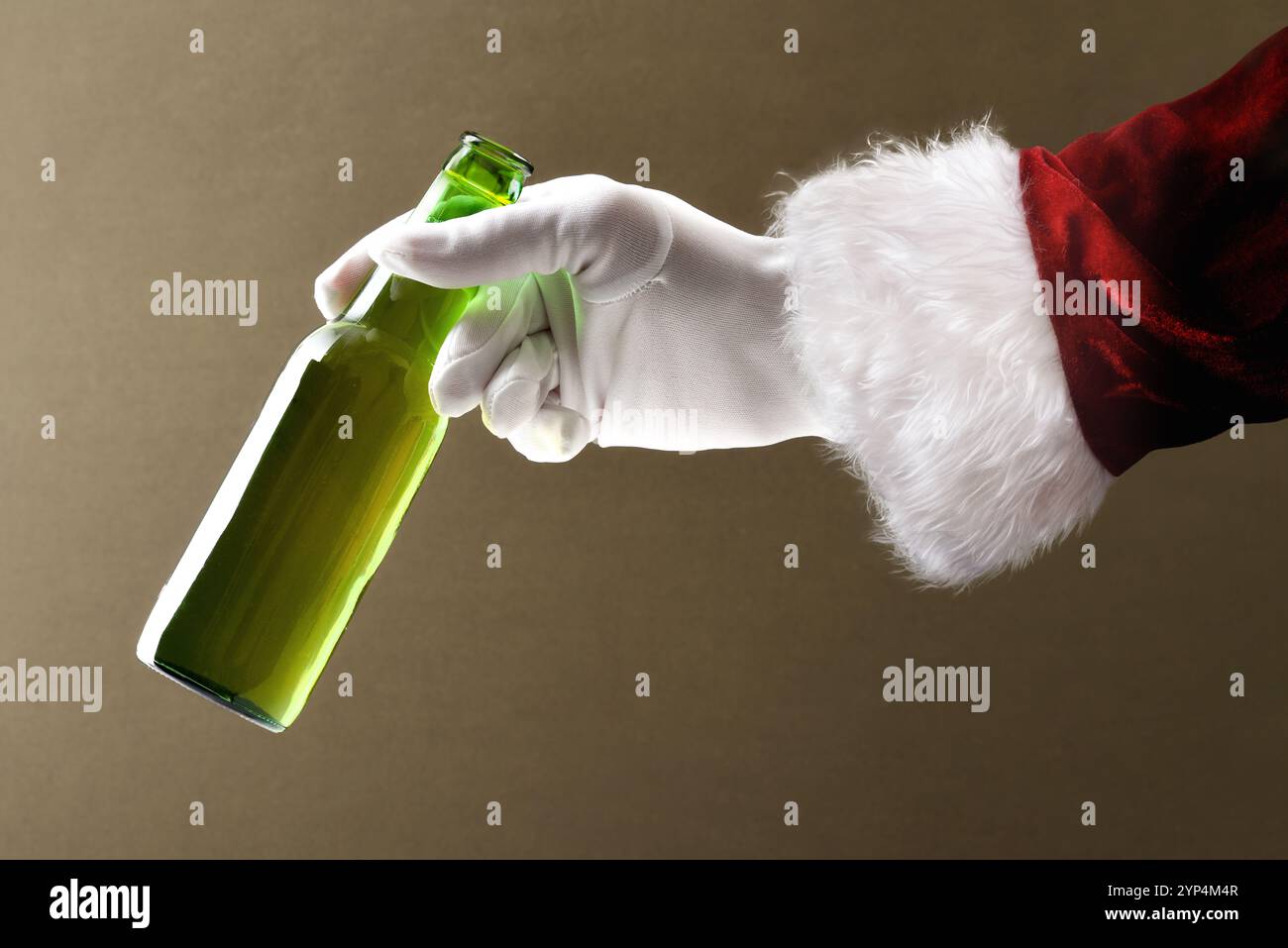 Weihnachtsmann Hand in Anzug und Handschuh mit offener grüner Flasche Bier in der Hand mit grünem isoliertem Hintergrund Stockfoto